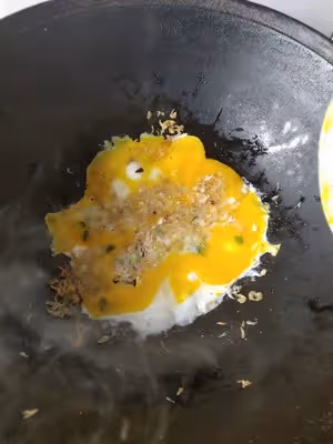 蝦皮炒雞蛋(快點補鈣！)