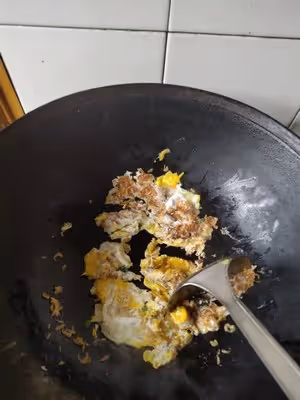 蝦皮炒雞蛋(快點補鈣！)
