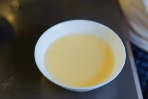 懶人微波爐版 - 一碗雞蛋羹/蒸蛋！（5分鐘內搞定）