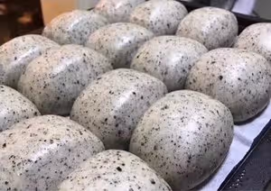 芝麻糊牛奶饅頭，一口一個