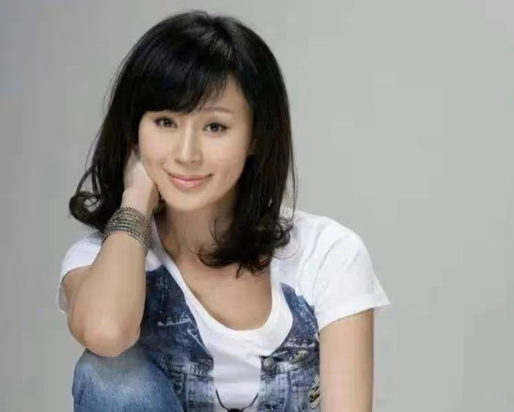 房子斌:一窮二白娶嬌妻，從校園到婚紗，結婚21年零緋聞