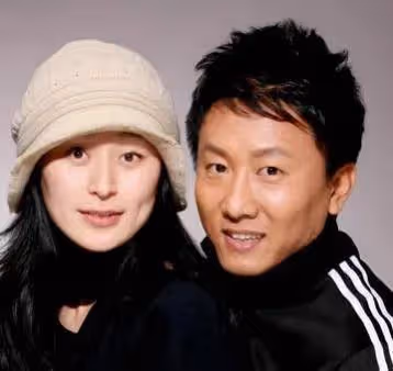 房子斌:一窮二白娶嬌妻，從校園到婚紗，結婚21年零緋聞