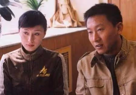 房子斌:一窮二白娶嬌妻，從校園到婚紗，結婚21年零緋聞