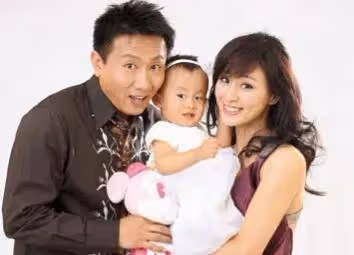 房子斌:一窮二白娶嬌妻，從校園到婚紗，結婚21年零緋聞