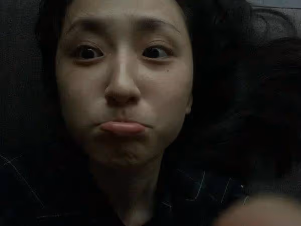 柯佳嬿「全素顏自拍」居家照美翻！音響放同一首歌…網：是Last Dance嗎