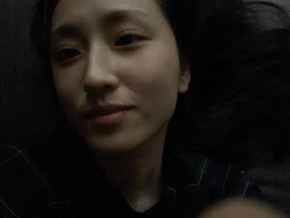 柯佳嬿「全素顏自拍」居家照美翻！音響放同一首歌…網：是Last Dance嗎