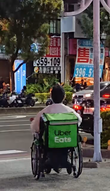 真正的勇士！高雄半癱外送員「靠輪椅送餐」上工背影惹淚崩「這是真心的行動廣告」，同行揭「超敬業態度」：太勵志了