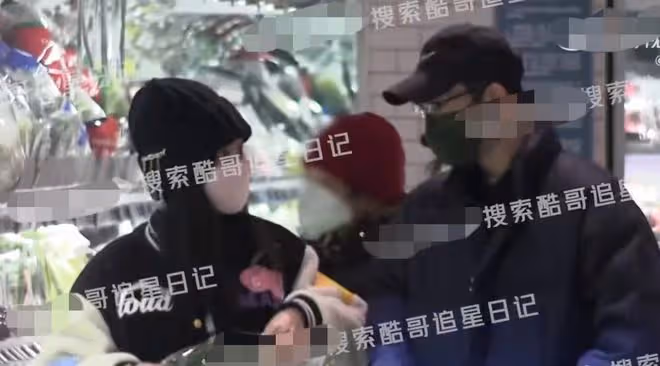 42歲柳岩戀情疑曝光！與神秘男子多次外出約會，打扮居家狀態親密