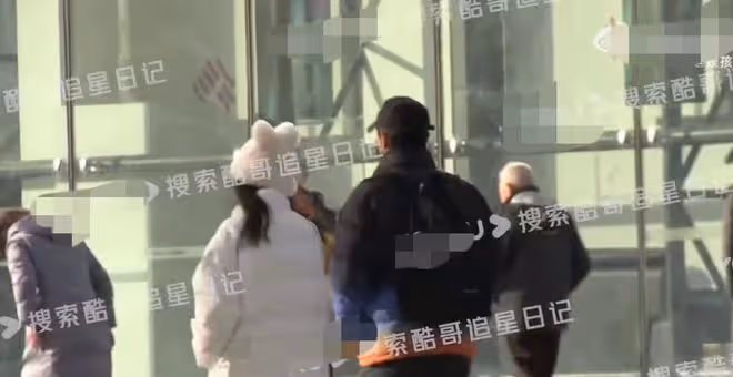 42歲柳岩戀情疑曝光！與神秘男子多次外出約會，打扮居家狀態親密