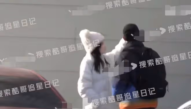 42歲柳岩戀情疑曝光！與神秘男子多次外出約會，打扮居家狀態親密