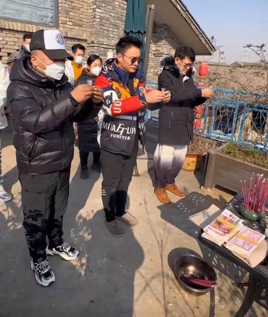 陸樹銘離世50天，眾弟子擺香燭磕頭做尾七宴，揮酒送別師傅