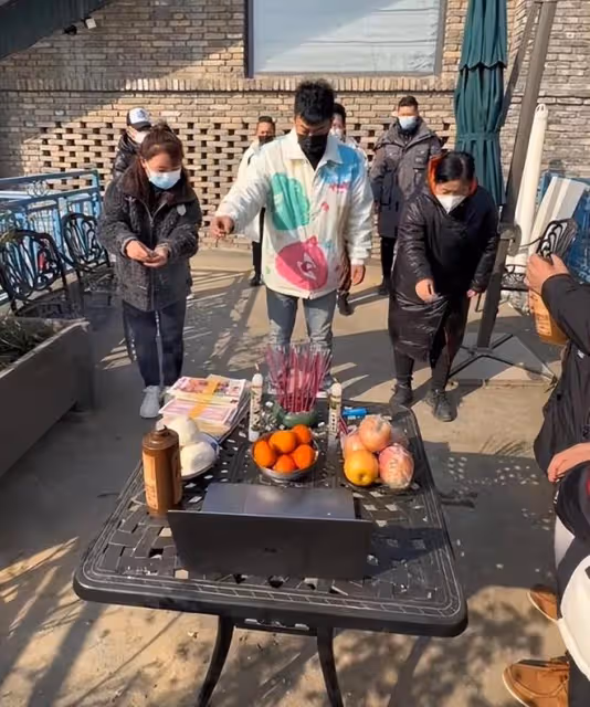 陸樹銘離世50天，眾弟子擺香燭磕頭做尾七宴，揮酒送別師傅