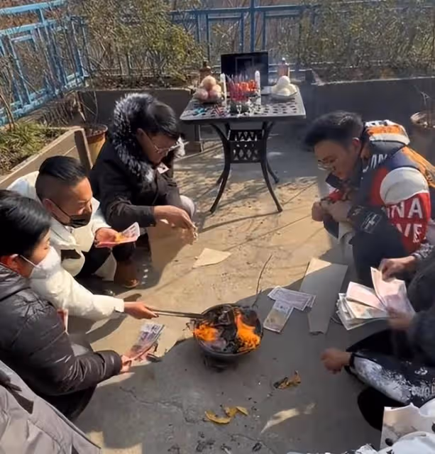 陸樹銘離世50天，眾弟子擺香燭磕頭做尾七宴，揮酒送別師傅