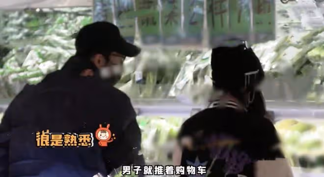 42歲柳岩疑似有新戀情，和神秘男子多次從家裡走出，一同購物熱聊