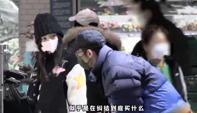42歲柳岩疑似有新戀情，和神秘男子多次從家裡走出，一同購物熱聊