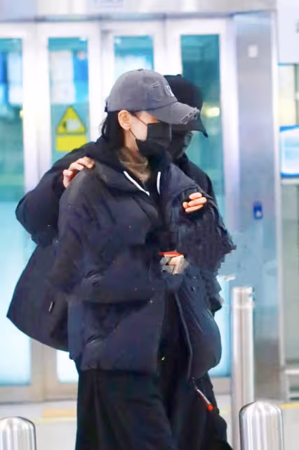 劉愷威攜李曉峰現身機場，全程摟著女友同行，還穿情侶鞋秀恩愛