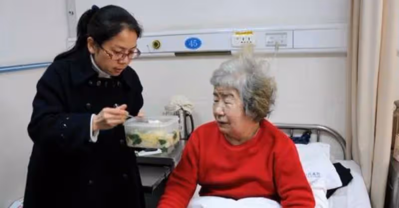 大兒媳孝順，小兒媳摳門，臨終前公公道出實情，全村讚美小兒媳