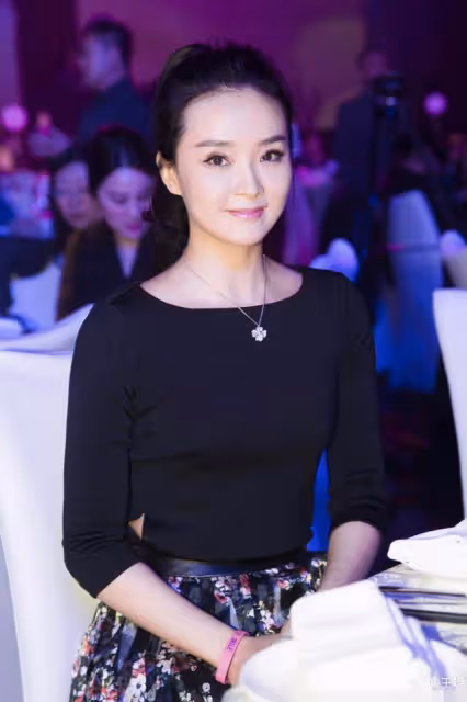 豪門媳婦受氣多,被兒子罵豬頭,給婆婆跪地洗腳,個個卑微又憋屈