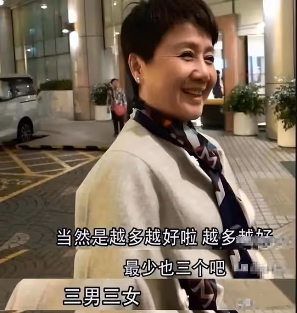豪門媳婦受氣多,被兒子罵豬頭,給婆婆跪地洗腳,個個卑微又憋屈