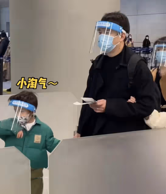 黃磊帶兒女現身機場,姐弟倆緊拽爸爸手臂,三人戴面罩防護到位