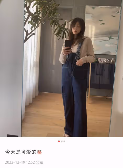 黃磊帶兒女現身機場,姐弟倆緊拽爸爸手臂,三人戴面罩防護到位