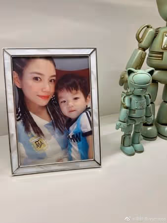 陳妍希首曬6歲兒子正面照　五官繼承爸媽明星顏值