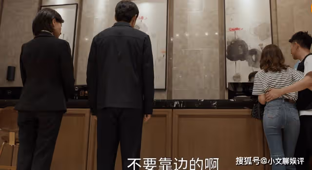 《縣委大院》領導也有七情六慾!梅曉歌開房時的隱忍,暴露了人性