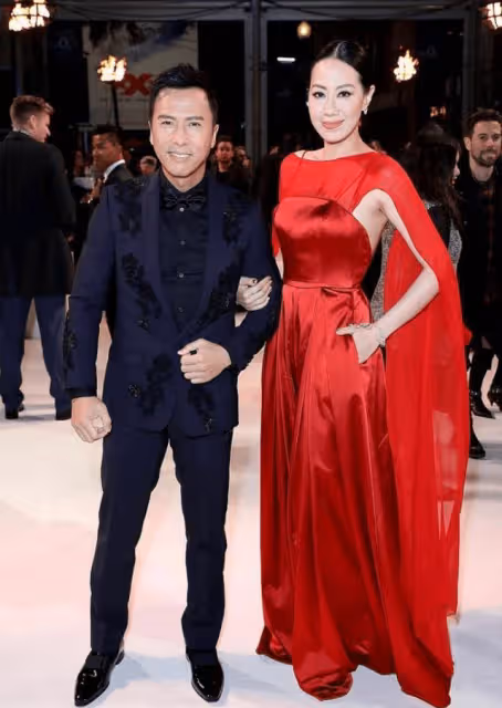 甄子丹帶著老婆亮相,老婆竟然比他高半個頭,他滿臉驕傲和自豪!