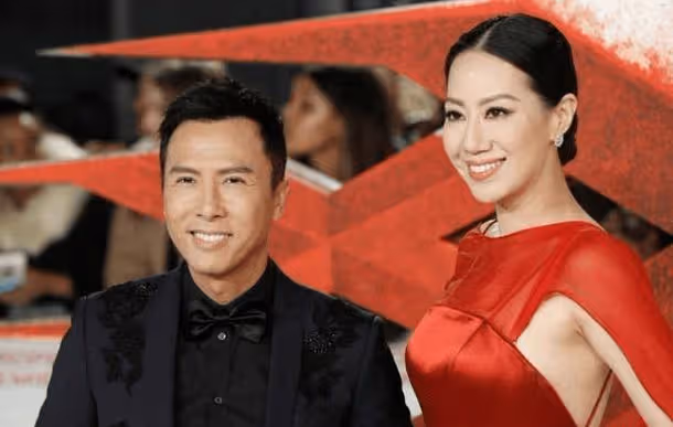 甄子丹帶著老婆亮相,老婆竟然比他高半個頭,他滿臉驕傲和自豪!