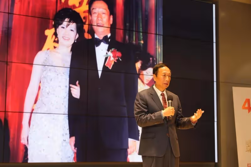 深夜悼亡妻!郭台銘嘆「親手把愛人、胞弟抱進棺內」 把遺憾轉化大愛「10多年造福無數家庭」