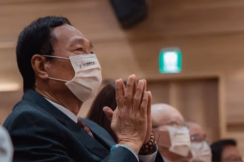 深夜悼亡妻!郭台銘嘆「親手把愛人、胞弟抱進棺內」 把遺憾轉化大愛「10多年造福無數家庭」