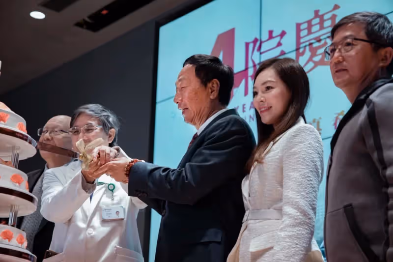 深夜悼亡妻!郭台銘嘆「親手把愛人、胞弟抱進棺內」 把遺憾轉化大愛「10多年造福無數家庭」