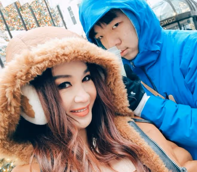 溫碧霞到美國探望養子,13歲兒子當地留學,一家到處遊玩享天倫樂