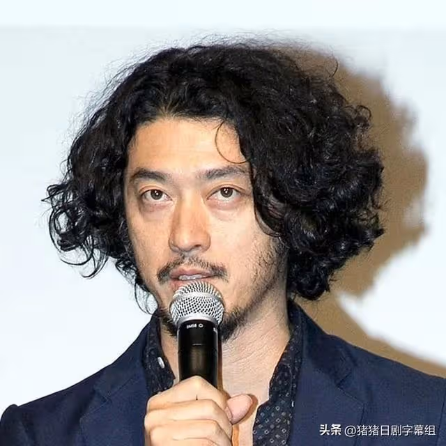 這傢伙是有多饑渴啊?