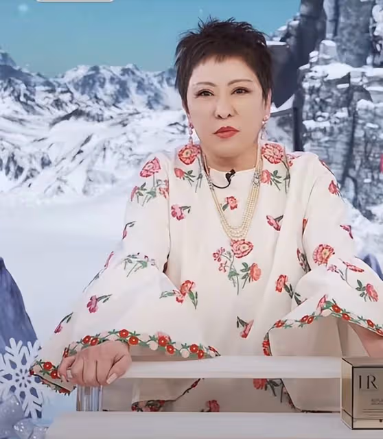 全程傻笑、滿眼戲謔、仿佛在看耍猴，向太陳嵐：窮人的錢真好賺！