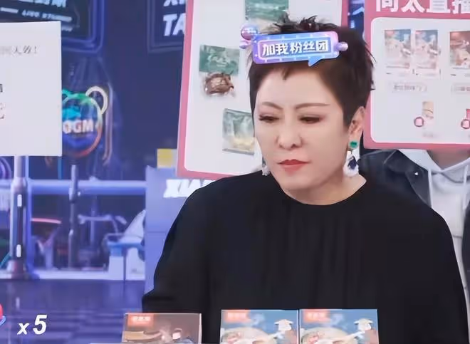 全程傻笑、滿眼戲謔、仿佛在看耍猴，向太陳嵐：窮人的錢真好賺！