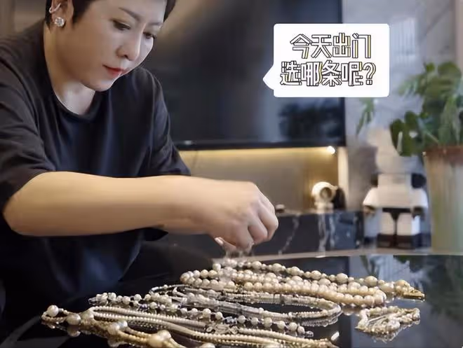 全程傻笑、滿眼戲謔、仿佛在看耍猴，向太陳嵐：窮人的錢真好賺！