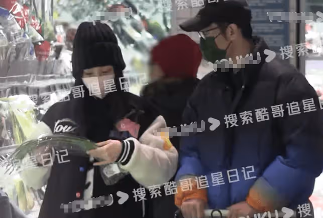 42歲柳岩戀情疑曝光，與男子親密逛超市買食材，做完核酸同返寓所