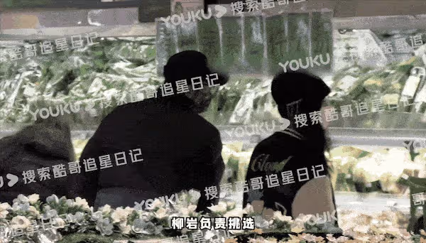 42歲柳岩戀情疑曝光，與男子親密逛超市買食材，做完核酸同返寓所