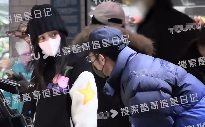 42歲柳岩戀情疑曝光，與男子親密逛超市買食材，做完核酸同返寓所