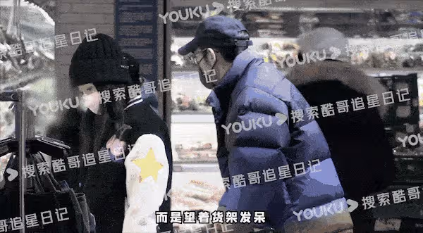 42歲柳岩戀情疑曝光，與男子親密逛超市買食材，做完核酸同返寓所