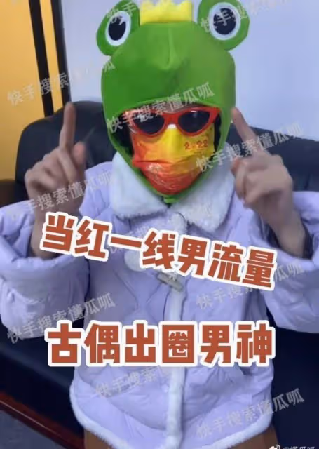 27歲許凱戀情曝光，與二字女星街頭擁抱甜蜜撒嬌，同宿酒店一夜