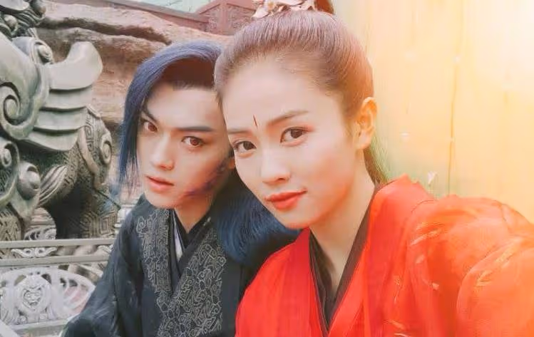 27歲許凱戀情曝光，與二字女星街頭擁抱甜蜜撒嬌，同宿酒店一夜