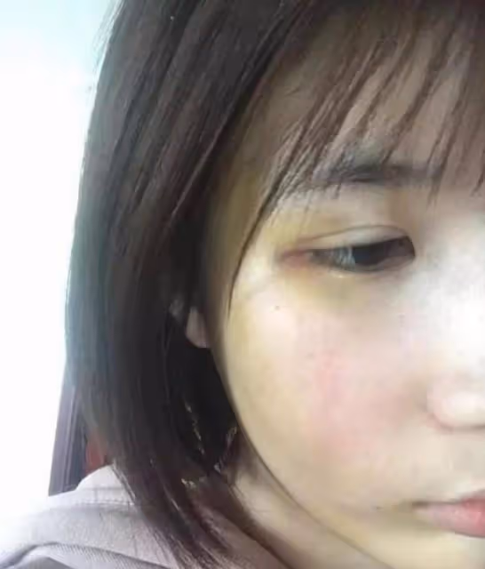 27歲許凱戀情曝光，與二字女星街頭擁抱甜蜜撒嬌，同宿酒店一夜
