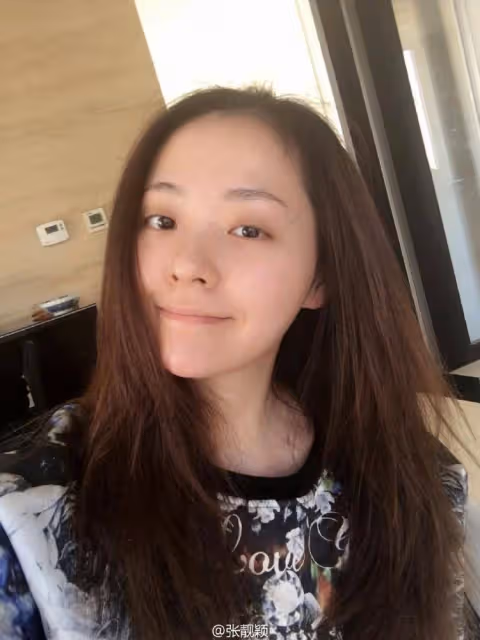 張靚穎新冠痊癒後返崗工作，與同事開會至深夜，仍不戴口罩引爭議