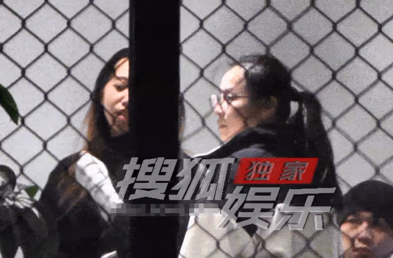 張靚穎新冠痊癒後返崗工作，與同事開會至深夜，仍不戴口罩引爭議