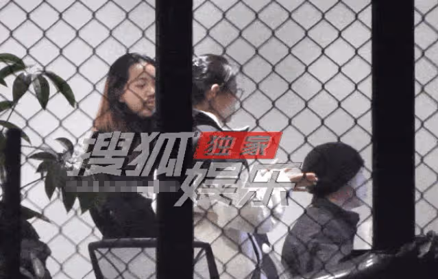 張靚穎新冠痊癒後返崗工作，與同事開會至深夜，仍不戴口罩引爭議