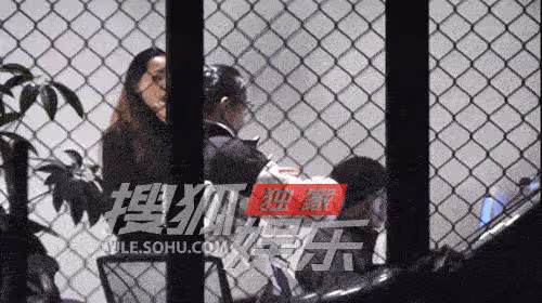 張靚穎新冠痊癒後返崗工作，與同事開會至深夜，仍不戴口罩引爭議