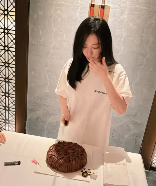 張靚穎新冠痊癒後返崗工作，與同事開會至深夜，仍不戴口罩引爭議