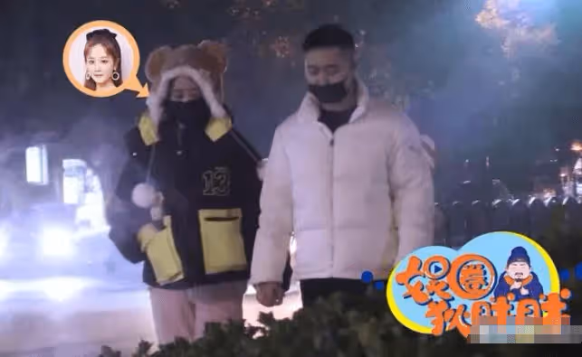 甜！海陸深夜與男友十指緊扣街頭遛狗，男方親密摟腰疑已同居試婚